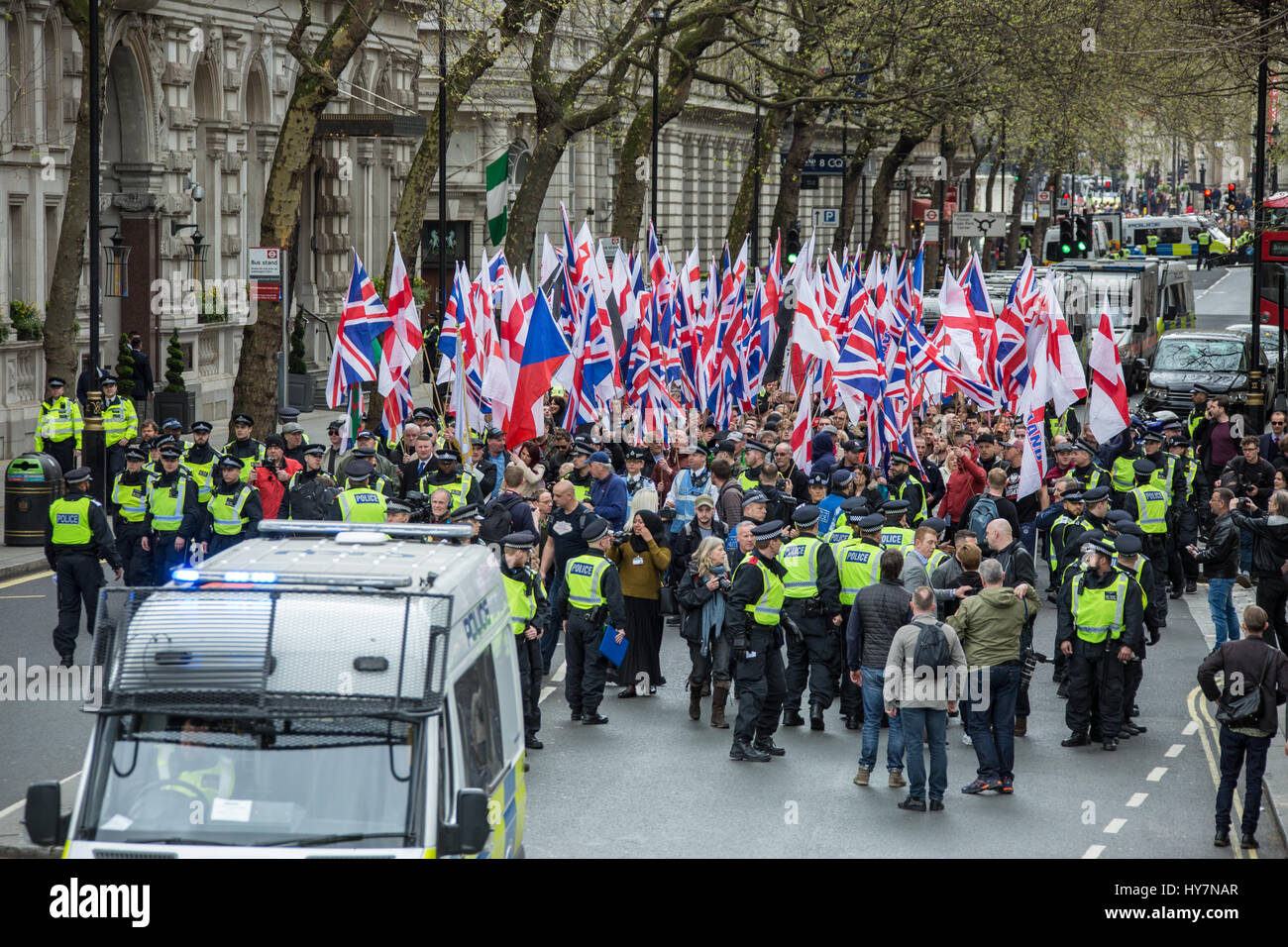London, Großbritannien. der 1. April 2017. Die kleine britische ersten März in Central London met starker Widerstand Anti-facists und einem großen Polizeiaufgebot. David Rowe/alamy Leben Nachrichten. Stockfoto