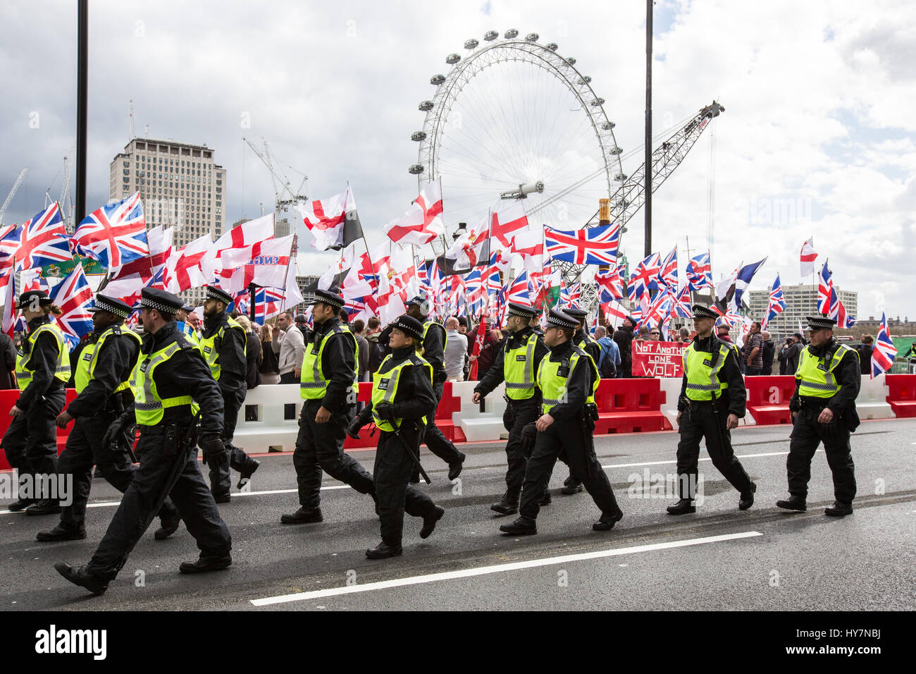 London, Großbritannien. der 1. April 2017. Die kleine britische ersten März in Central London met starker Widerstand Anti-facists und einem großen Polizeiaufgebot. David Rowe/alamy Leben Nachrichten. Stockfoto