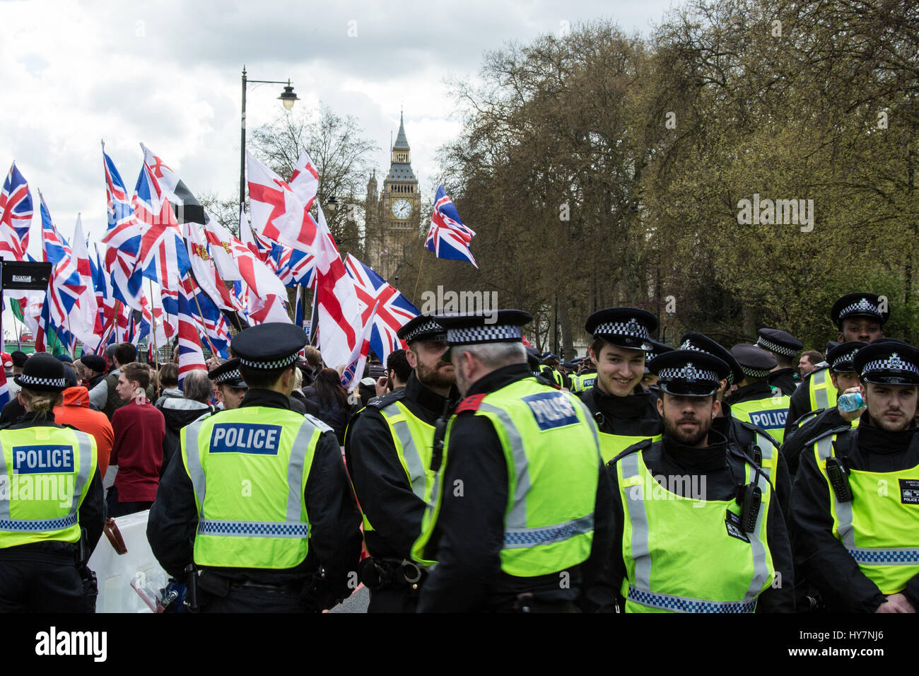 London, Großbritannien. der 1. April 2017. Die English Defence League und britischen ersten März in Central London met starker Widerstand Anti-facists und einem großen Polizeiaufgebot. David Rowe/alamy Leben Nachrichten. Stockfoto
