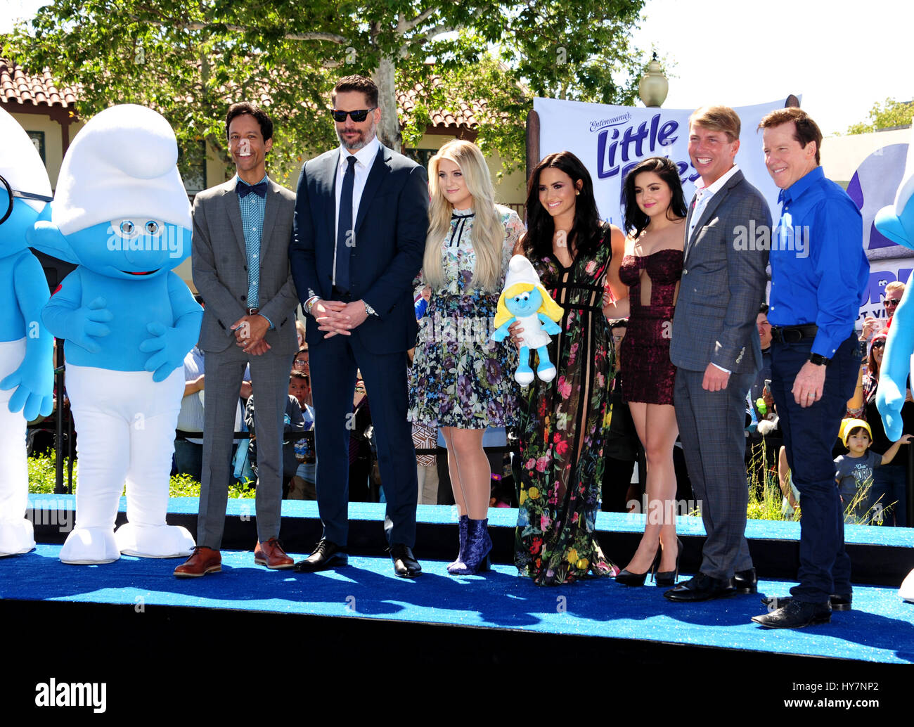 Los Angeles, Kalifornien, USA. 1. April 2017. Schauspieler Danny Pudi, Joe Manganiello, Meghan Trainor, Demi Lovato, Ariel Winter, Jack McBrayer & Jeff Dunham auf die Welt-premiere für "Schlümpfe: The Lost Village" am Arclight Theater, Culver City. Bildnachweis: Sarah Stewart/Alamy Live-Nachrichten Stockfoto