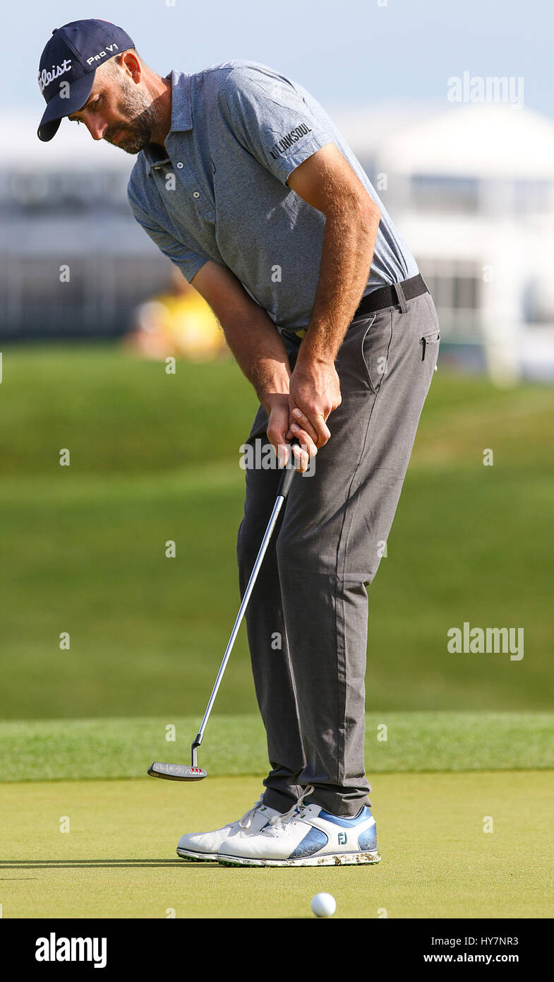 Humble, Texas, USA. 1. April 2017. Geoff Ogilvy trifft einen Putt in der dritten Runde der Shell Houston Open im Golf Club in Houston in Humble, Texas. John Glaser/CSM/Alamy Live-Nachrichten Stockfoto
