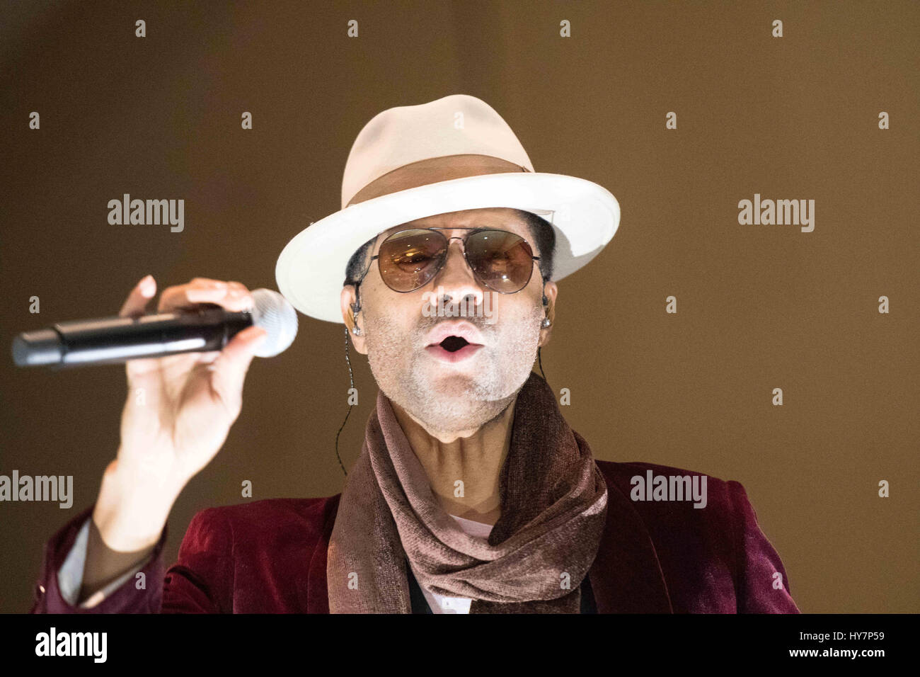 Philadelphia, Pennsylvania, USA. 1. April 2017. Grammy-nominierten R&B Sänger, Schauspieler und Songschreiber, ERIC BENET, führt am WDAS Frauen der Excellence Award Mittagessen im Sheraton Hotel in Philadelphia Pa es Thea 3. jährlichen WDAS Frauen Excellence Luncheon Presented von Gwynedd Barmherzigkeit Universität gehalten. Bildnachweis: Ricky Fitchett/ZUMA Draht/Alamy Live-Nachrichten Stockfoto