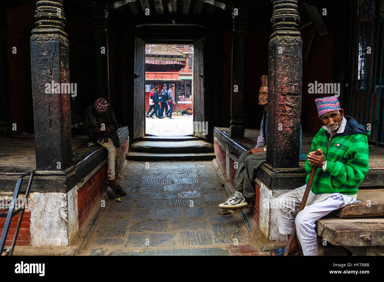 Kathmandu, Nepal. 1. April 2017. Einheimische Ausgaben befindet sich dort mal in die Premisies des Banglamuki-Tempels in Patan Durbar Square, Kathmand am Samstag. Stockfoto
