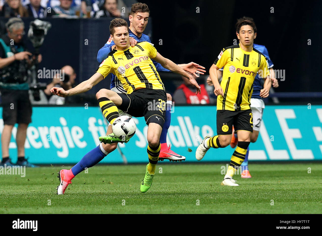 Gelsenkirchen. 1. April 2017. Leon Goretzkai (R2) vom FC Schalke 04 wetteifert mit Julian Weigl (L) von Borussia Dortmund in der deutschen Bundesliga-Fußballspiel in Veltins Arena in Gelsenkirchen, Deutschland am 1. April 2017. Bildnachweis: Joachim Bywaletz/Xinhua/Alamy Live-Nachrichten Stockfoto