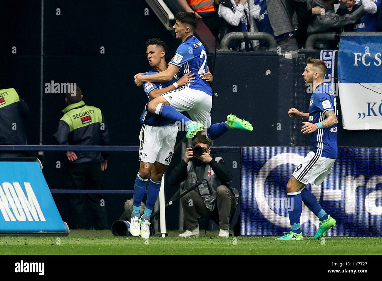 Gelsenkirchen. 1. April 2017. Thilo Kehrer (L) des FC Schalke 04 feiert mit seinen Teamkollegen nach seinem Tor in der deutschen Bundesliga-Fußballspiel zwischen FC Schalke 04 und Borussia Dortmund in Veltins Arena in Gelsenkirchen, Deutschland am 1. April 2017. Bildnachweis: Joachim Bywaletz/Xinhua/Alamy Live-Nachrichten Stockfoto