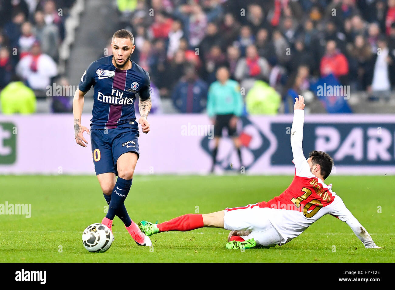 Lyon. 1. April 2017. Mota Veiga de Carvalho E Silva ber (R) von AS Monaco verteidigt während ihrer Liga Cup Finale Fußballspiel gegen Paris Saint-Germain in Lyon, 1. April 2017. Paris Saint-Germain gewonnen. Bildnachweis: Chen Yichen/Xinhua/Alamy Live-Nachrichten Stockfoto