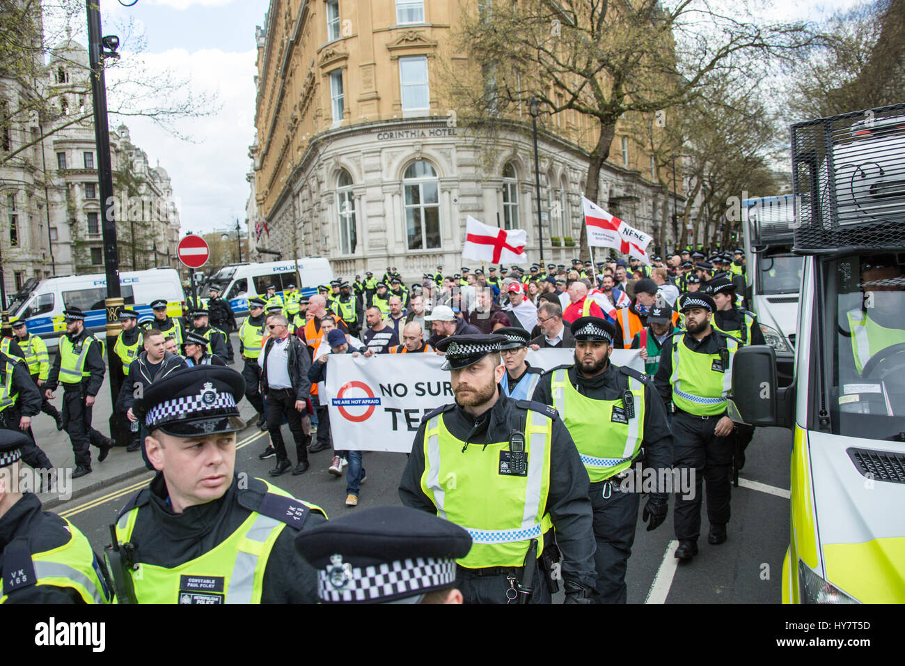 1. April 2017. London, UK. etwa 50 Mitglieder der English Defence League März im Zentrum von London. Sie trafen sich starken Widerstand von Anti-Facists und einem großen Polizeiaufgebot. David Rowe / Alamy Live News. Stockfoto