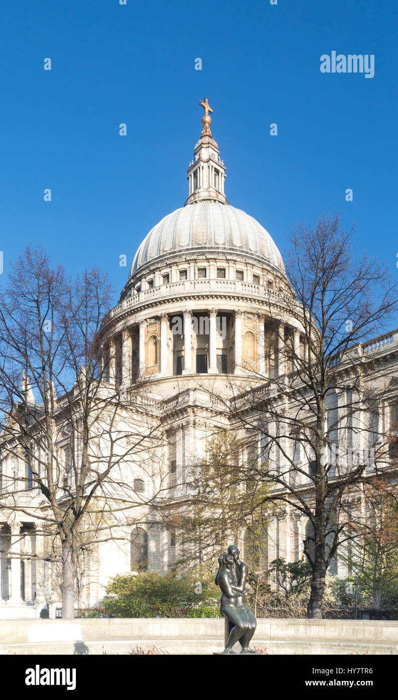 City of London, UK. 2. April 2017. UK-Wetter: Blauer Himmel auf warmen Frühlingstag. Es wird erwartet, sonnigen fast den ganzen Tag zu bleiben. St. Pauls Cathedral, London, ist eine anglikanische Kathedrale, dem Sitz des Bischofs von London und die Mutterkirche der Diözese von London. Es liegt am Ludgate Hill auf dem höchsten Punkt der City of London. Blick auf den Dom bilden Jahrtausends Brücke mit frühen Morgen Touristen und Wanderer. Bildnachweis: WansfordPhoto/Alamy Live-Nachrichten Stockfoto