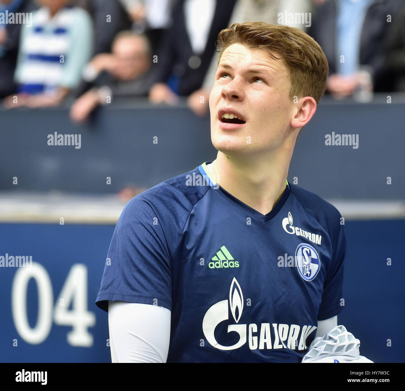 Gelsenkirchen, Deutschland 1. April 2017, Bundesliga-Spieltag 26, FC Schalke 04 - BV Borussia Dortmund: Torhüter Alexander Nuebel (Schalke).               Bildnachweis: Jürgen Schwarz/Alamy Live-Nachrichten Stockfoto