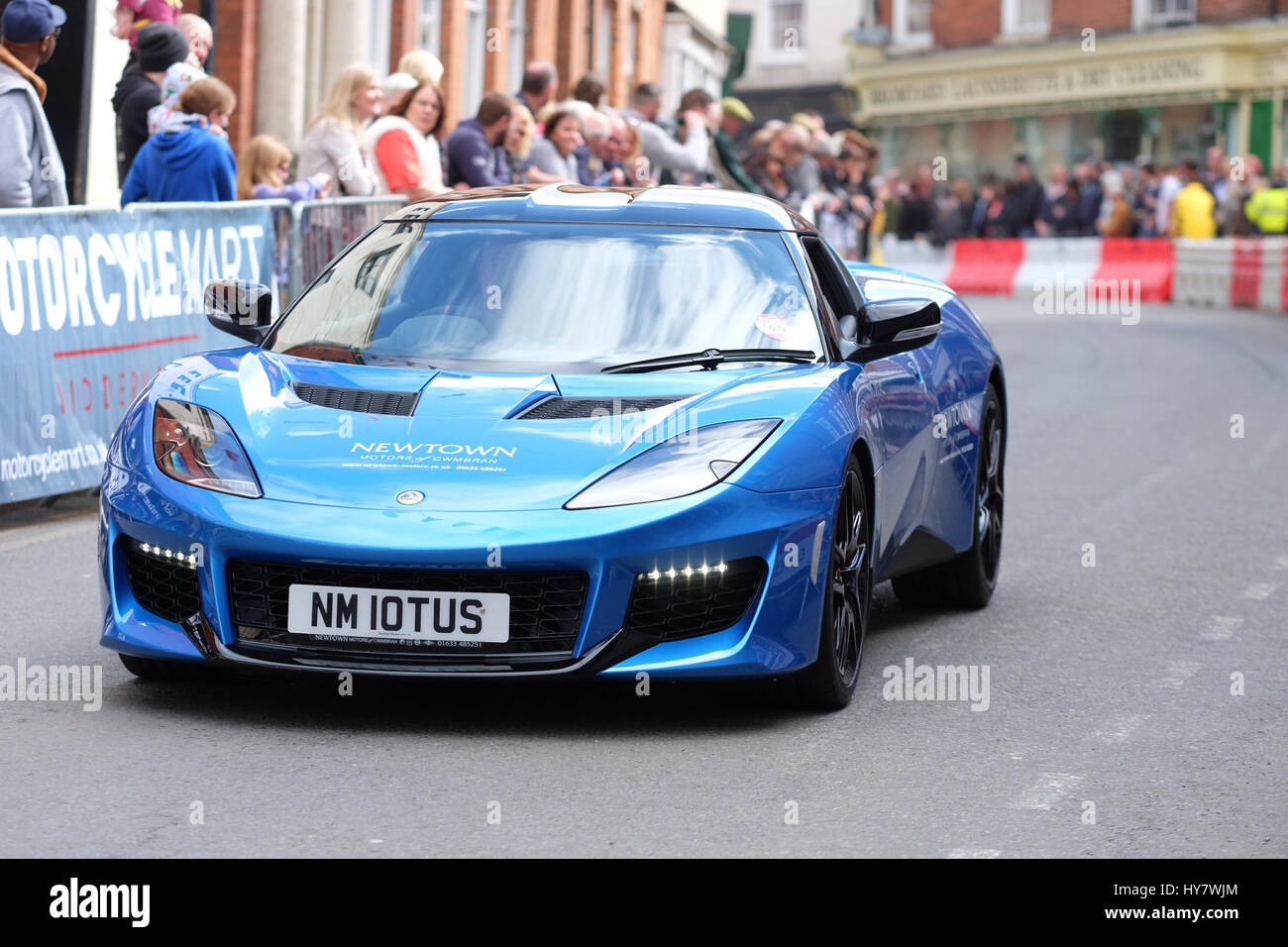 Bromyard Speed Festival, Herefordshire, UK - Sonntag, 2. April 2017 - Classic Autos brüllen durch die Innenstadt von Bromyard als Fans Uhr 2. Bromyard Geschwindigkeit fest. Das Foto zeigt einen brandneue 2017 Lotus Evora 400 Sportwagen. Foto-Steven Mai / Alamy Live News Stockfoto