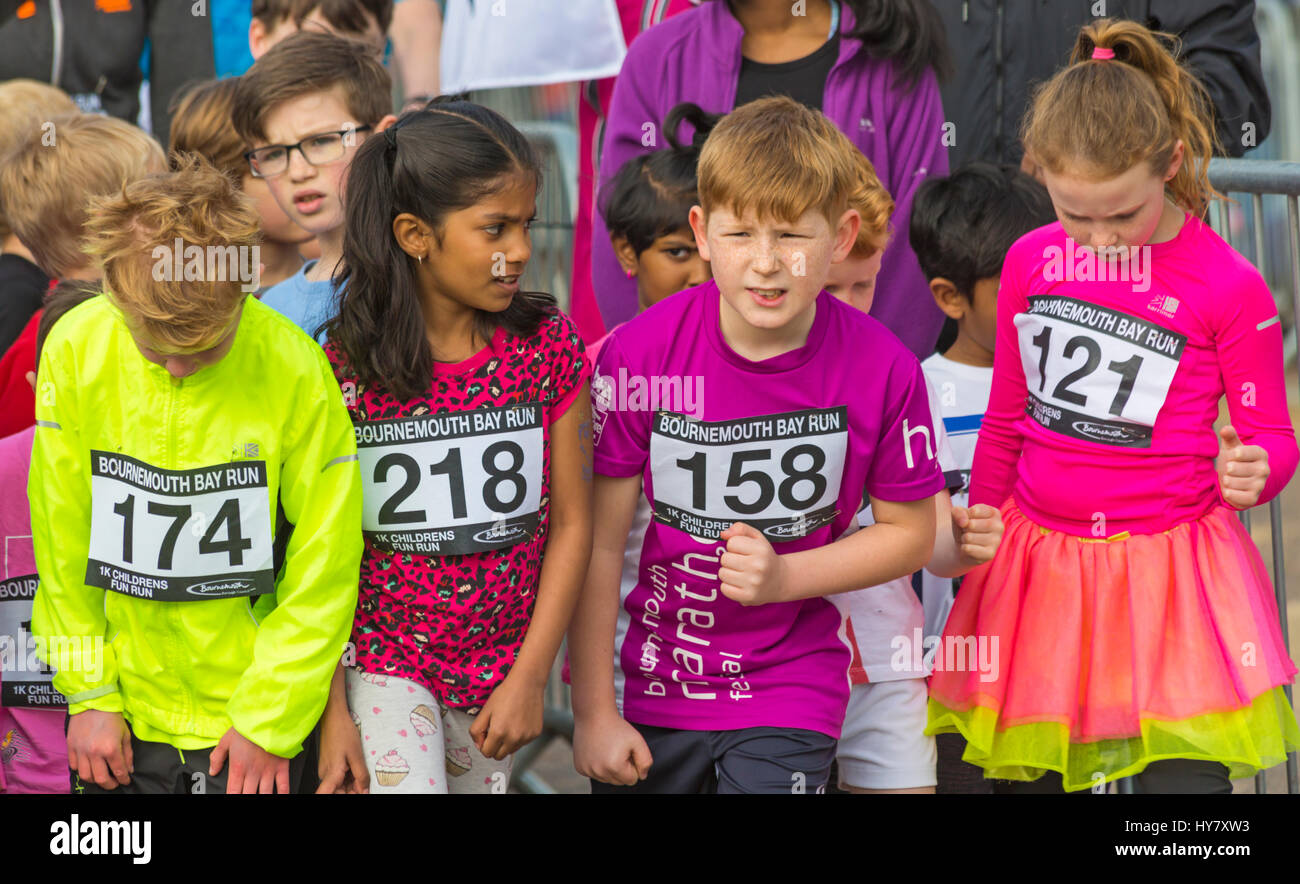 Bournemouth, Dorset, Großbritannien. 2. April 2017. Kinder und Eltern nehmen am 1k-Kinder-Spaß-Lauf für Familien Teil. Ein Tag mit warmem, sonnigem Wetter für Läufer, die am Bournemouth Bay Run von 35. zum Thema der 80s am Meer von Bournemouth teilnehmen. Die Teilnehmer wollen lebenswichtige Mittel für die britische Herzstiftung zur Bekämpfung von Herzkrankheiten aufbringen. Kredit: Carolyn Jenkins/Alamy Live News Stockfoto