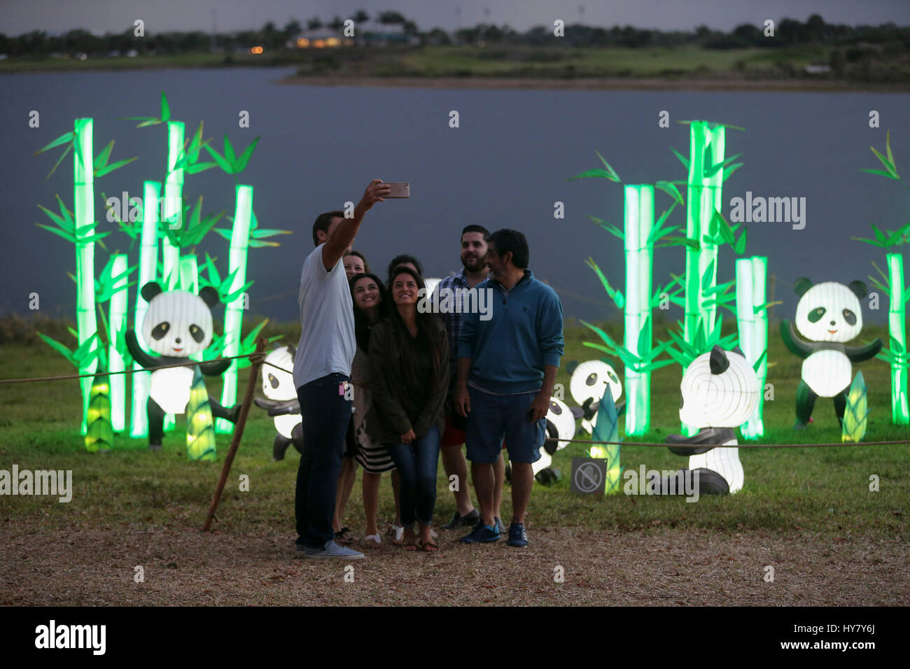 Boca Raton, USA. 24. März 2017. Besucher posieren für Fotos bei einem Laternenfest statt im Sunset Cove Amphitheater in Boca Raton, Florida, USA, 24. März 2017. Zucker, Zeichnung, eine traditionelle chinesische Volkskunst mit heißen Karamell um zweidimensionale Figuren zu erstellen gehört zu viele folk Fähigkeiten auf dem Display vom 24. Februar bis 9. April an das chinesische Laternenfest in Palm Beach County, ein Paradies für Urlauber in Süd-Florida. Bildnachweis: Wang Ying/Xinhua/Alamy Live-Nachrichten Stockfoto