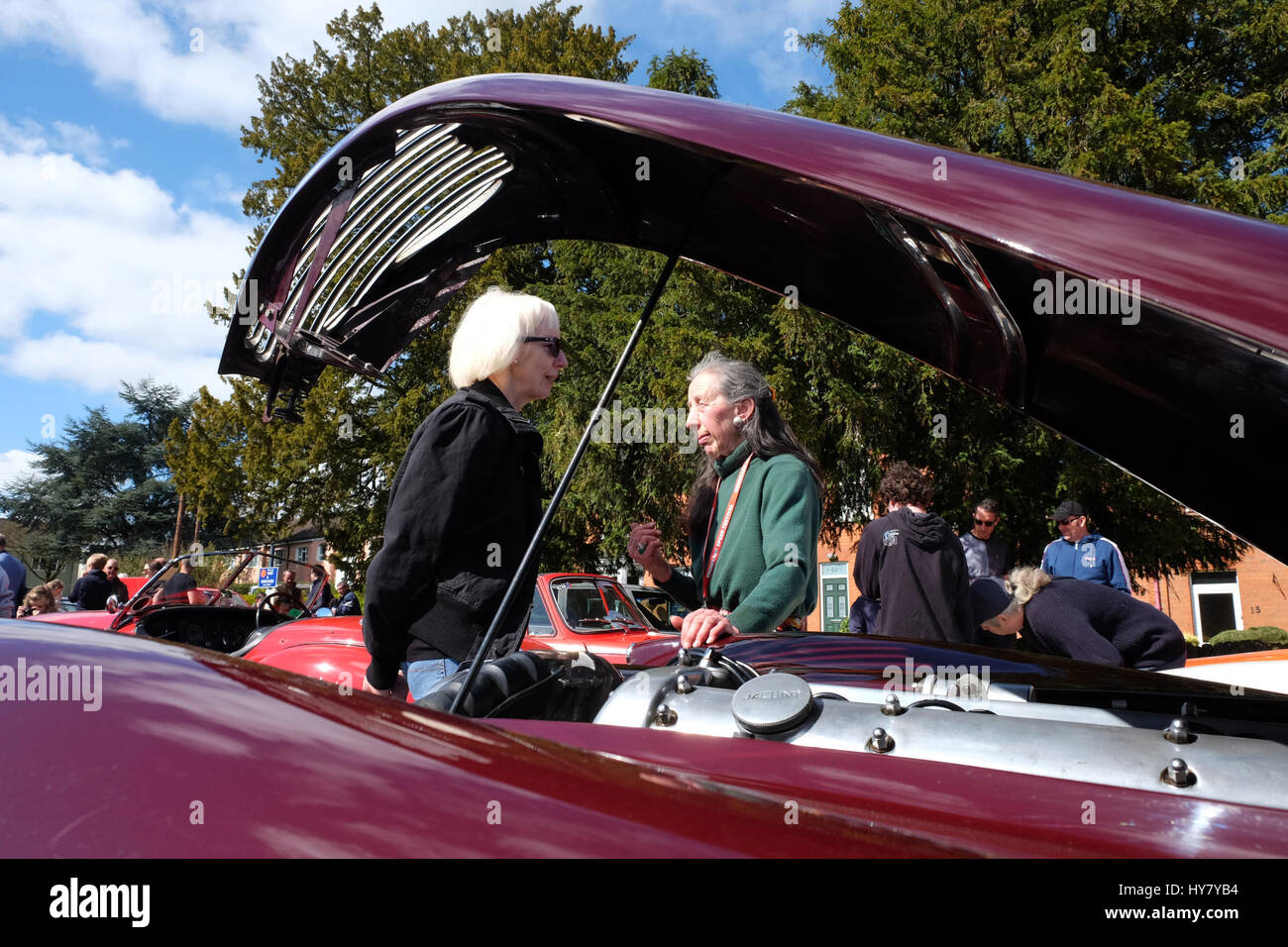 Bromyard Speed Festival, Herefordshire, UK - Sonntag, 2. April 2017 - Oldtimer und Oldtimer-show - weibliche Autofans die Verdienste von Jaguar Oldtimern auf dem Bromyard Speed Festival diskutieren. Foto-Steven Mai / Alamy Live NewsFemale Auto Stockfoto