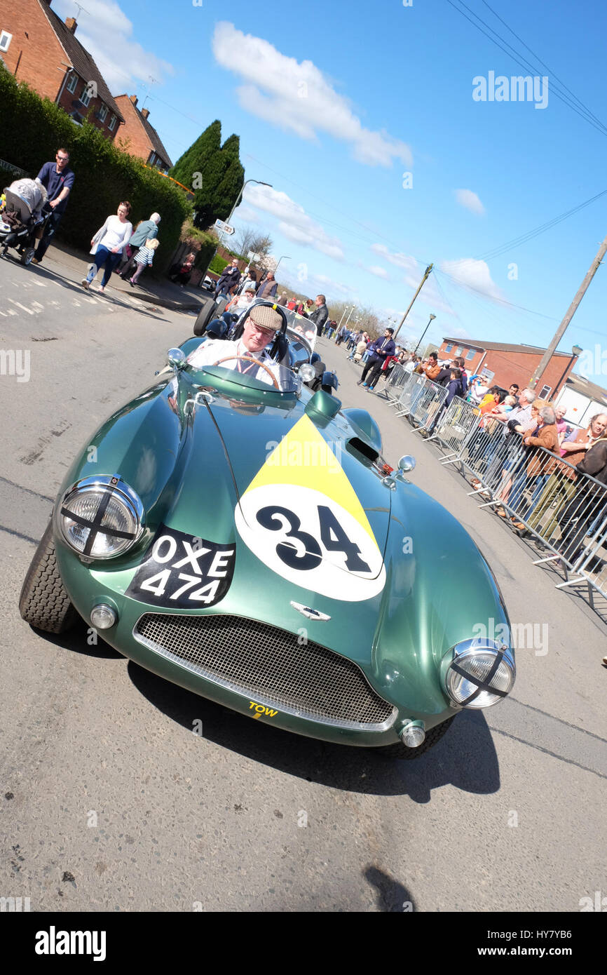 Bromyard Speed Festival, Herefordshire, UK - Sonntag, 2. April 2017 - Oldtimer und Oldtimer-show - ein Aston Martin DB3S verlässt das Fahrerlager und bereitet sich auf einen Rundweg um die Innenstadt vor einer großen Menschenmenge zu fahren - die Veranstaltung wird voraussichtlich mehr als 7.000 Menschen angezogen haben. Foto-Steven Mai / Alamy Live News Stockfoto