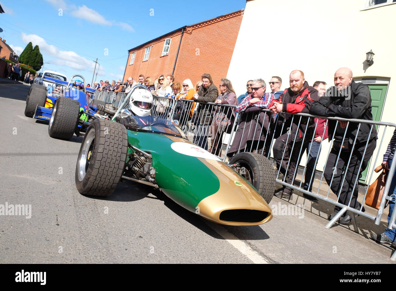 Bromyard Speed Festival, Herefordshire, UK - Sonntag, 2. April 2017 - Vintage und Oldtimer-Show - Classic Lotus Rennwagen verlassen die Paddocks und bereiten ein Rundweg um die Innenstadt vor einer großen Menschenmenge zu fahren - die Veranstaltung wird voraussichtlich mehr als 7.000 Menschen angezogen haben. Foto-Steven Mai / Alamy Live News Stockfoto