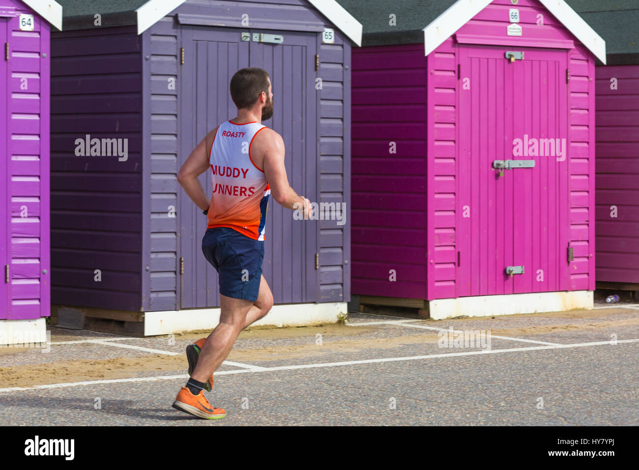 Bournemouth, Dorset, Großbritannien. 2. April 2017. Läufer, der am Halbmarathon teilnimmt. Ein Tag mit warmem, sonnigem Wetter für Läufer, die am Bournemouth Bay Run von 35. zum Thema der 80s am Meer von Bournemouth teilnehmen. Die Teilnehmer wollen lebenswichtige Mittel für die britische Herzstiftung zur Bekämpfung von Herzkrankheiten aufbringen. Kredit: Carolyn Jenkins/Alamy Live News Stockfoto