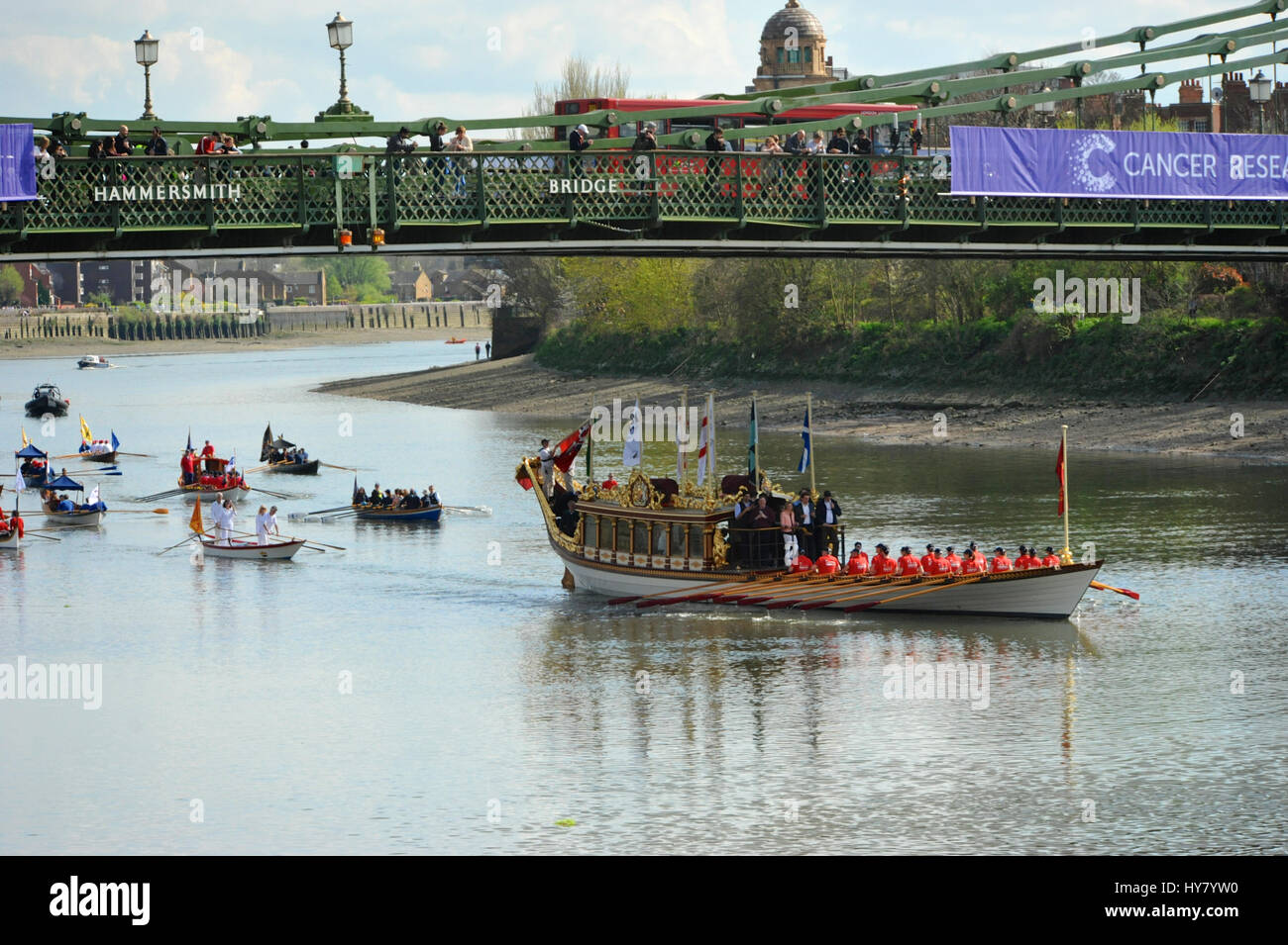 London, UK. 2. April 2017. Im Build bis zum Beginn der Regatta 2017 Krebs Forschung war die Themse mit mehreren Schiffen einschließlich steifen aufblasbaren Polizei Motorboote, RNLI Rettungsboote und der Königin Zeile Barge "Gloriana", begleitet von einer Flotte von traditionellen Ruderboote beschäftigt. Bildnachweis: Michael Preston/Alamy Live-Nachrichten Stockfoto