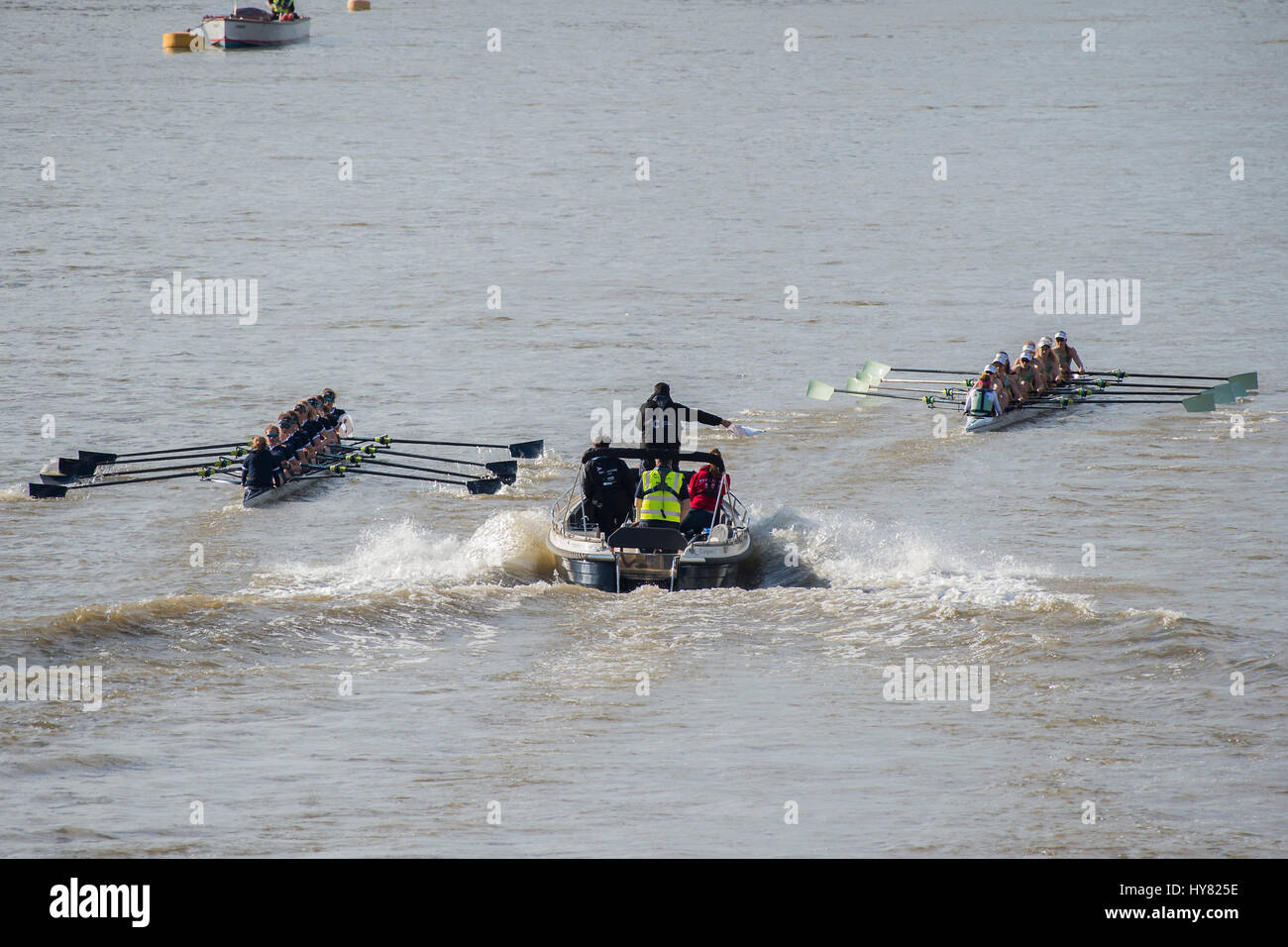 London, UK. 2. April 2017. DDie Womens Rennen schlecht für Oxford - beginnt er Oxford V Cambridge Bootsrennen in Putney und Köpfen stromaufwärts. Es unterstützt Cnacer Forschung und wird gesponsert von Mellon Bank - London 2. April 2017. Bildnachweis: Guy Bell/Alamy Live-Nachrichten Stockfoto