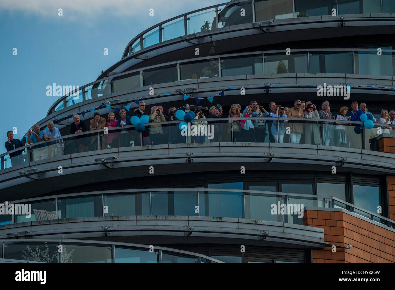 London, UK. 2. April 2017. Die Oxford V Cambridge Boat Race beginnt am Putney und Köpfe stromaufwärts. Es unterstützt Cnacer Forschung und wird gesponsert von Mellon Bank - London 2. April 2017. Bildnachweis: Guy Bell/Alamy Live-Nachrichten Stockfoto