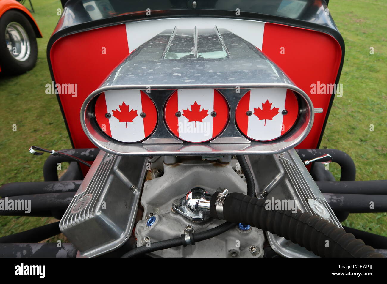 Benutzerdefinierte V8-Motor mit kanadischer Flagge Stockfoto