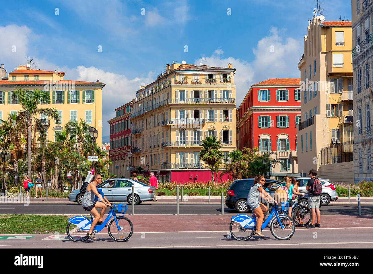 Nizza, Frankreich - 4. September 2016: Menschen auf Leihfahrräder Stadt fahren auf der Promenade des Anglais als farbenfrohen Gebäuden auf Hintergrund in Nizza - Stadt loc Stockfoto