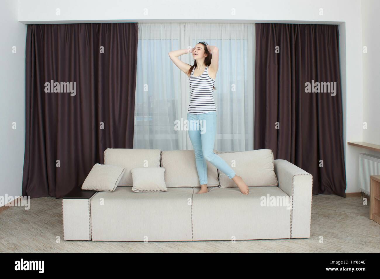 Teenager-Mädchen springen auf sofa Stockfoto