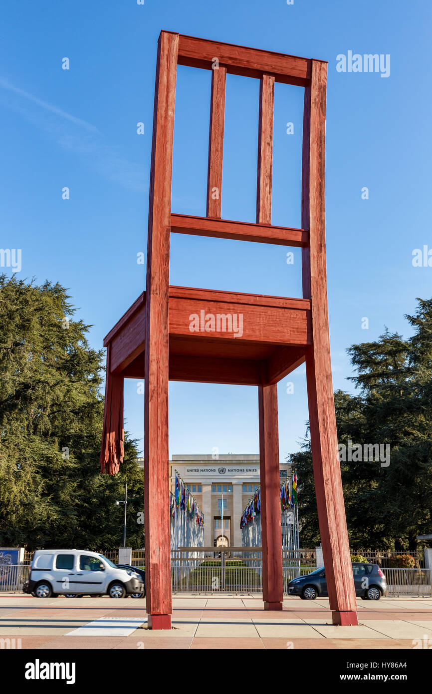 Zerbrochene Stuhl auf der Place des Nations, Genf, Schweiz Stockfoto