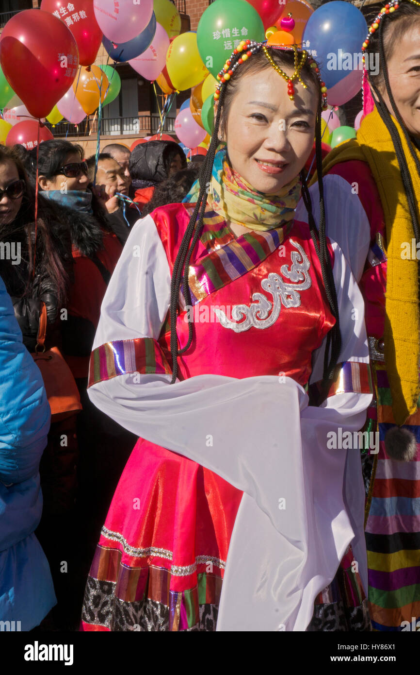 Eine attraktive chinesische Frau in einem bunten Kostüm auf der chinesischen neuen Jahre Parade in Chinatown, Flushing, Queens, New York City. Stockfoto