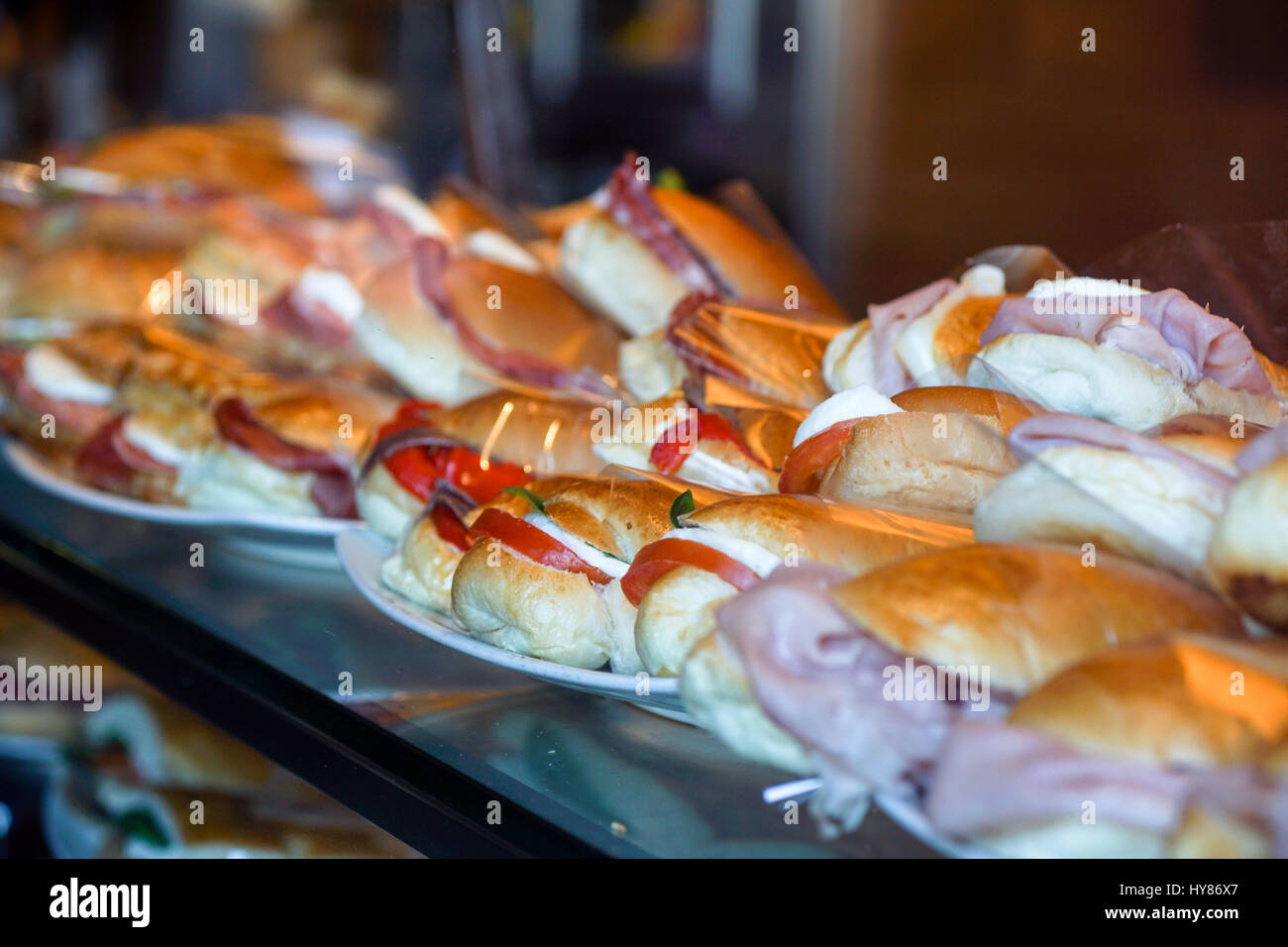 Makro Nahaufnahme Detail ein Schinken und Mozzarella und Tomaten-Sandwich. selektiven Fokus Stockfoto