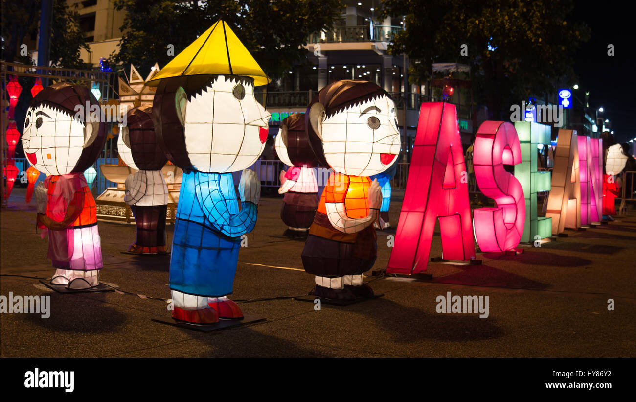 Beleuchtete Figuren mit ASEAN unterzeichnen auf der Straße in Chiang Mai, Thailand Stockfoto