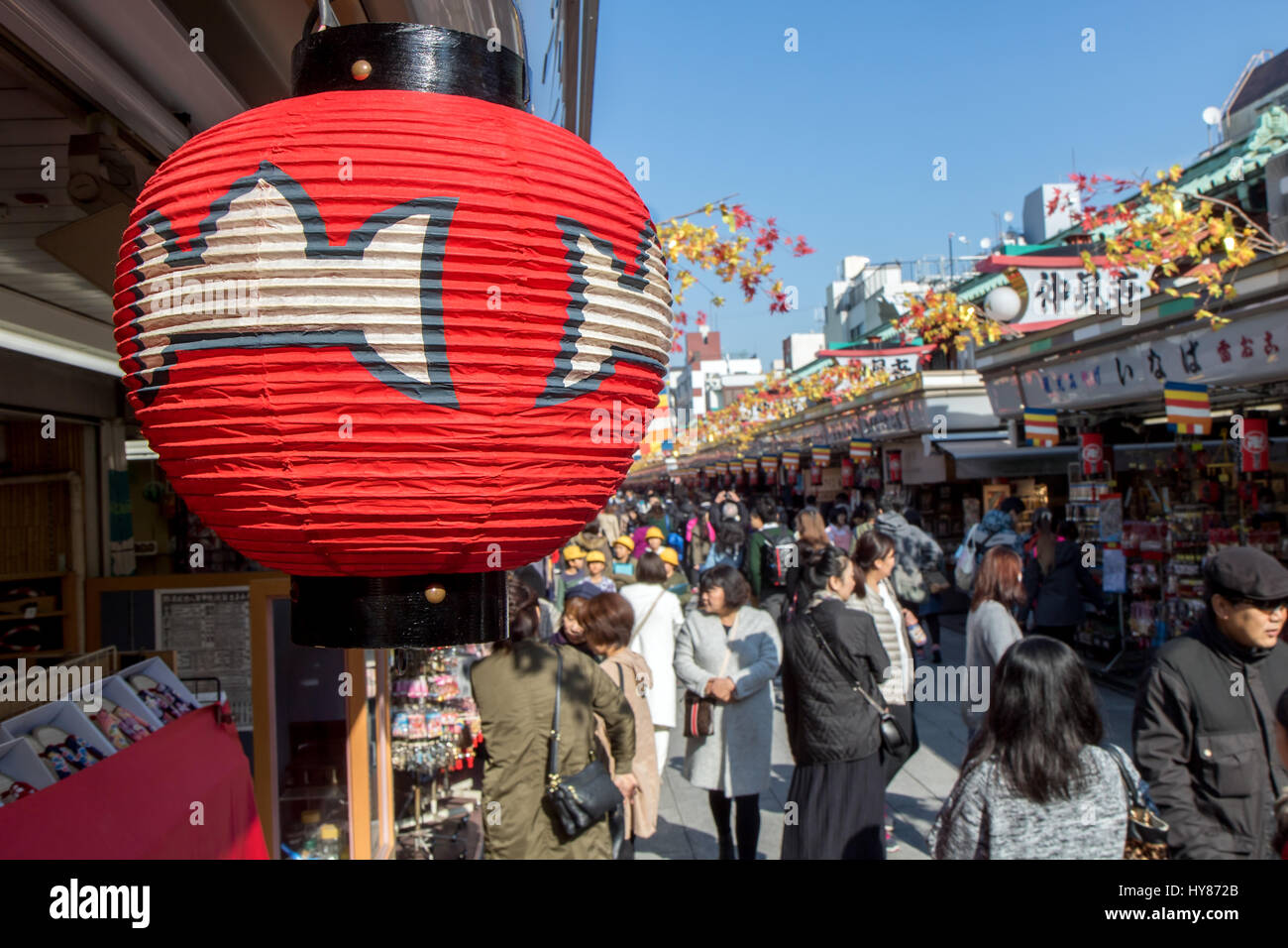 JAPAN, TOKYO, 18. November 2016, Nakamise Dori shopping Straße Weg zum Asakusa Sensoji-Ji-Tempel, Tokio, Japan. Dekorative orientalische Lampe hängen im shop Stockfoto