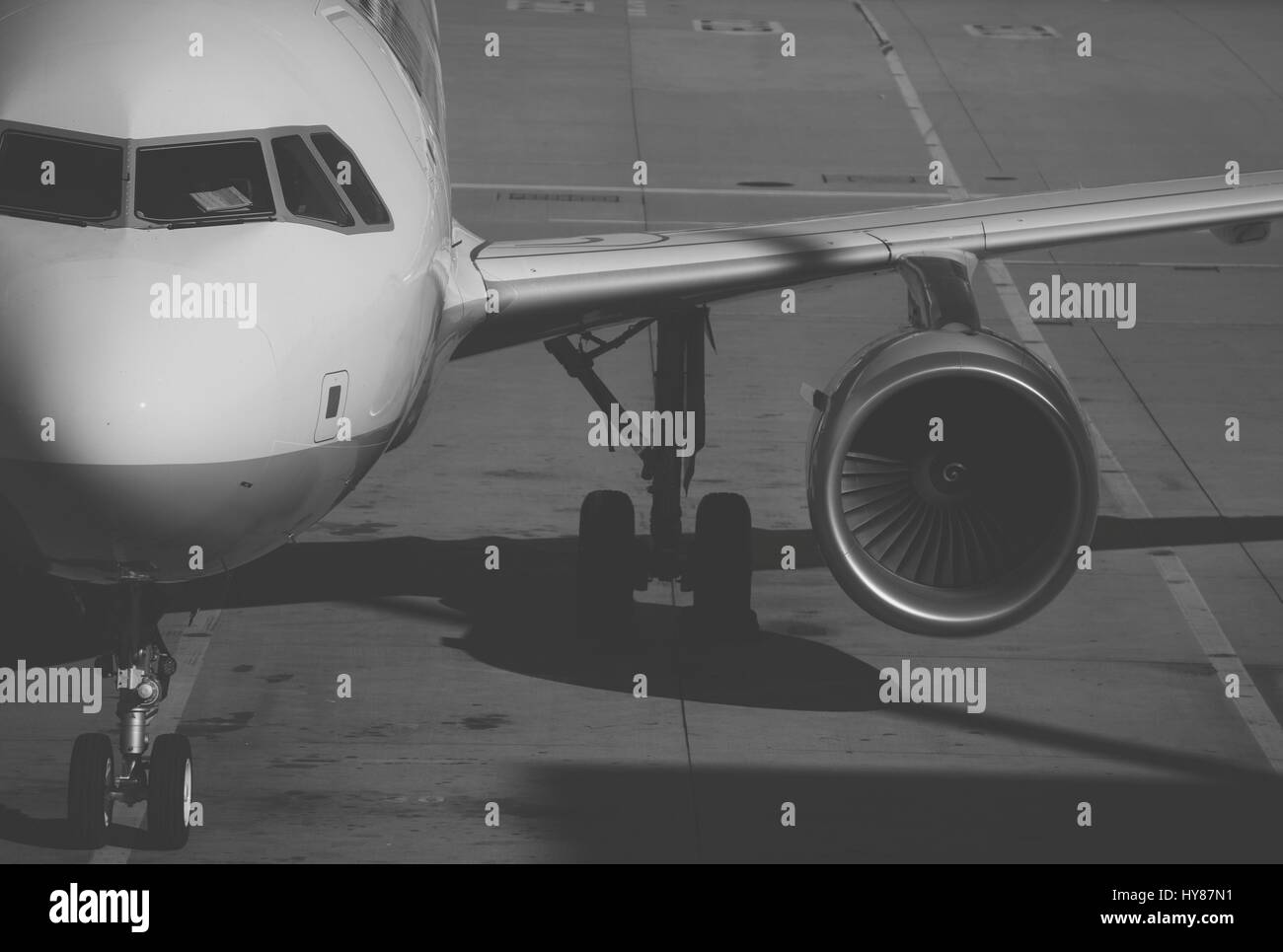 Nahaufnahme des Flugzeug am Flugplatz in Flughafen. Schwarz und weiß. Stockfoto