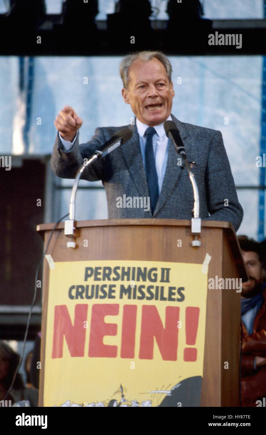 der ehemalige Bundeskanzler Willy Brandt während einer pazifistischen Demonstration in Bonn, Oktober 1983 Stockfoto