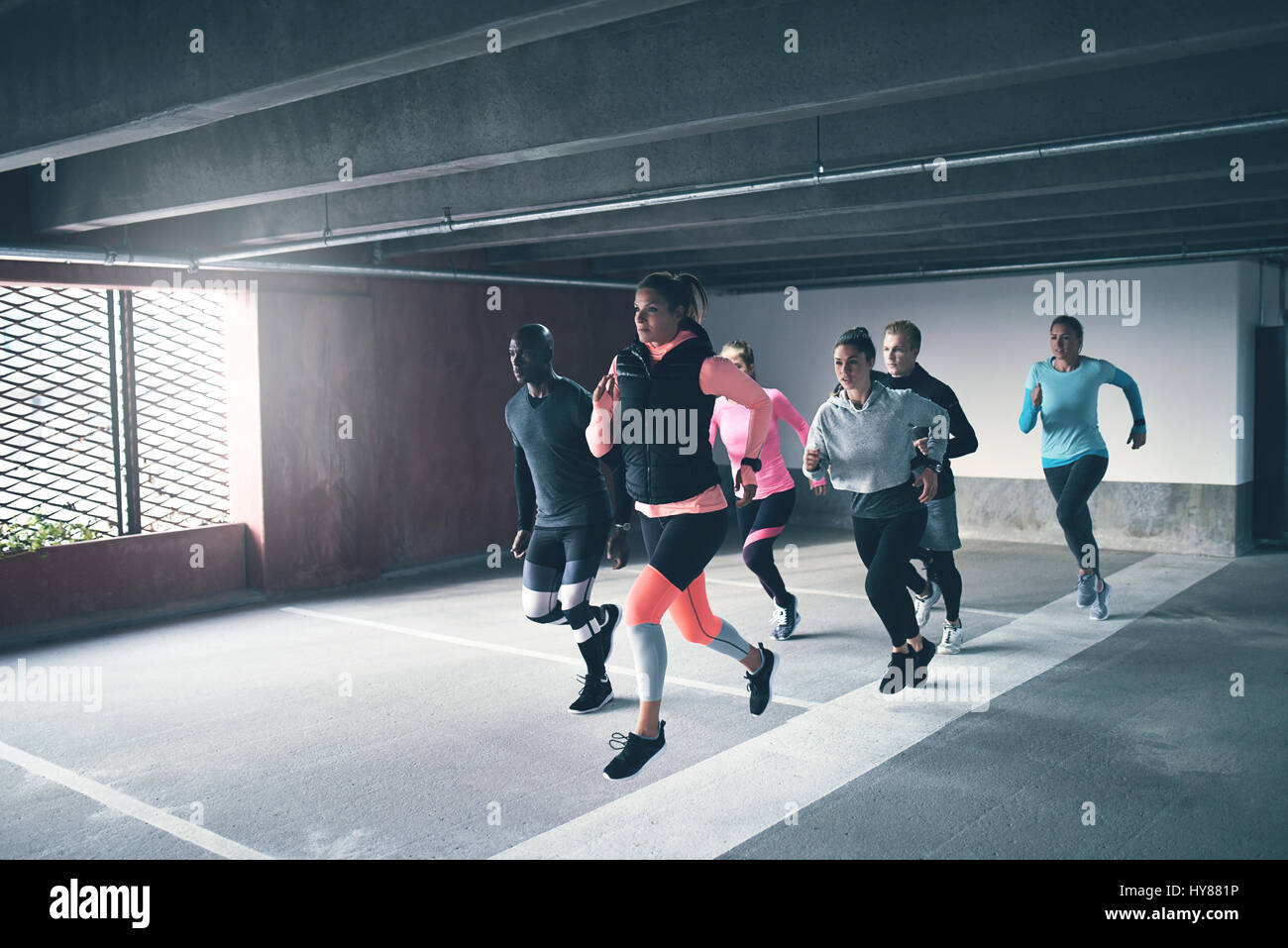 Mehrere Jugendliche Sportswear im Haus ausgeführt. Exemplar Stockfoto