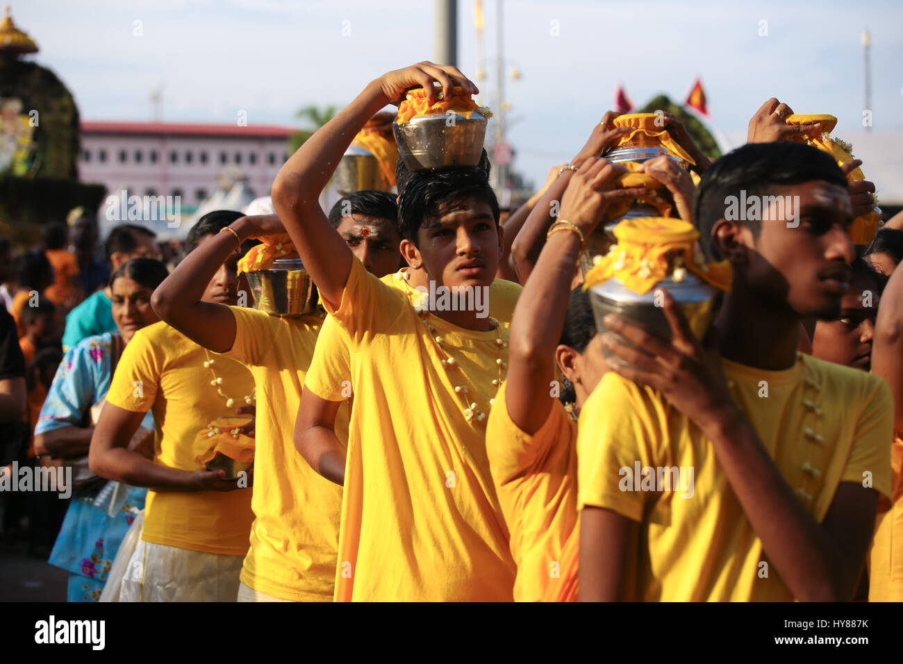 Teenager Thaipusam Paal Bahnhaltestellen Träger bei Batu Höhle Tempel, Kuala Lumpur Malaysia 2017. Stockfoto