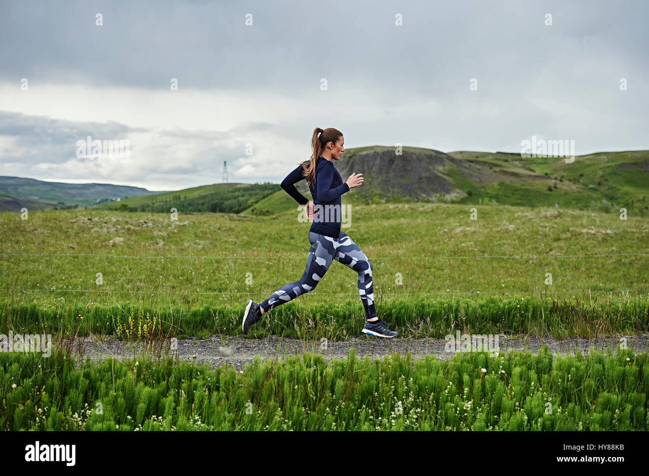 Glücklich selbstbewusste junge Frauen, die auf einer unbefestigten Straße im Süden Islands Stockfoto