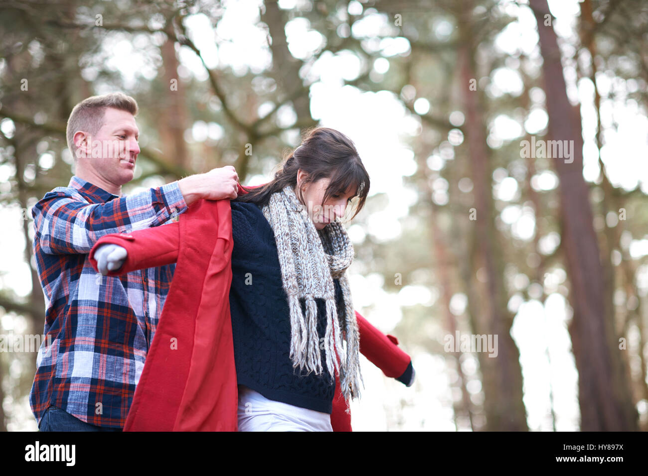 Ein junges Paar auf einem Spaziergang im Wald Stockfoto