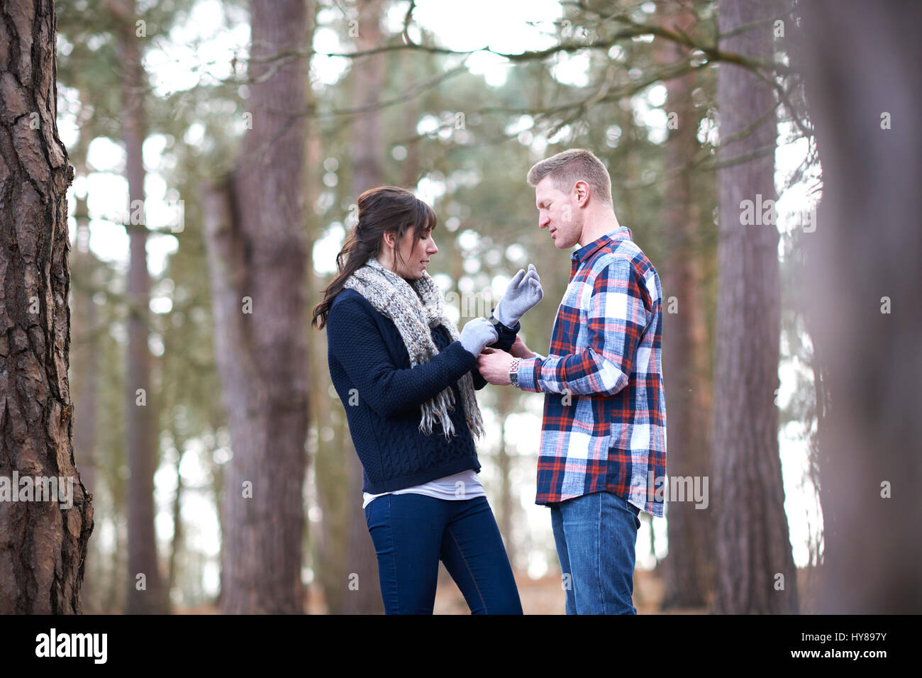 Ein junges Paar auf einem Spaziergang im Wald Stockfoto