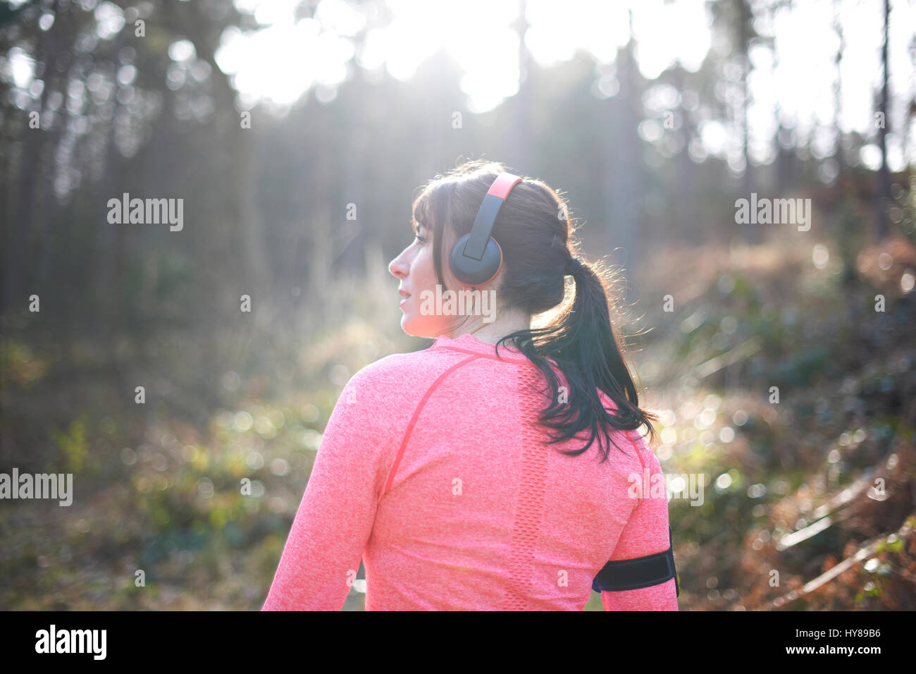 Eine Frau bereitet für einen Lauf in den Wald gehen Stockfoto