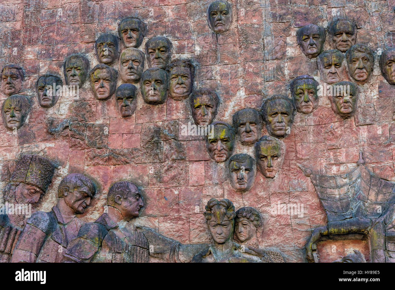 Nahaufnahmen von Gesichtern aus der kommunistischen Ära auf Fassade der Stadtmarkt, Kutaisi, Imereti Region, Georgia Stockfoto