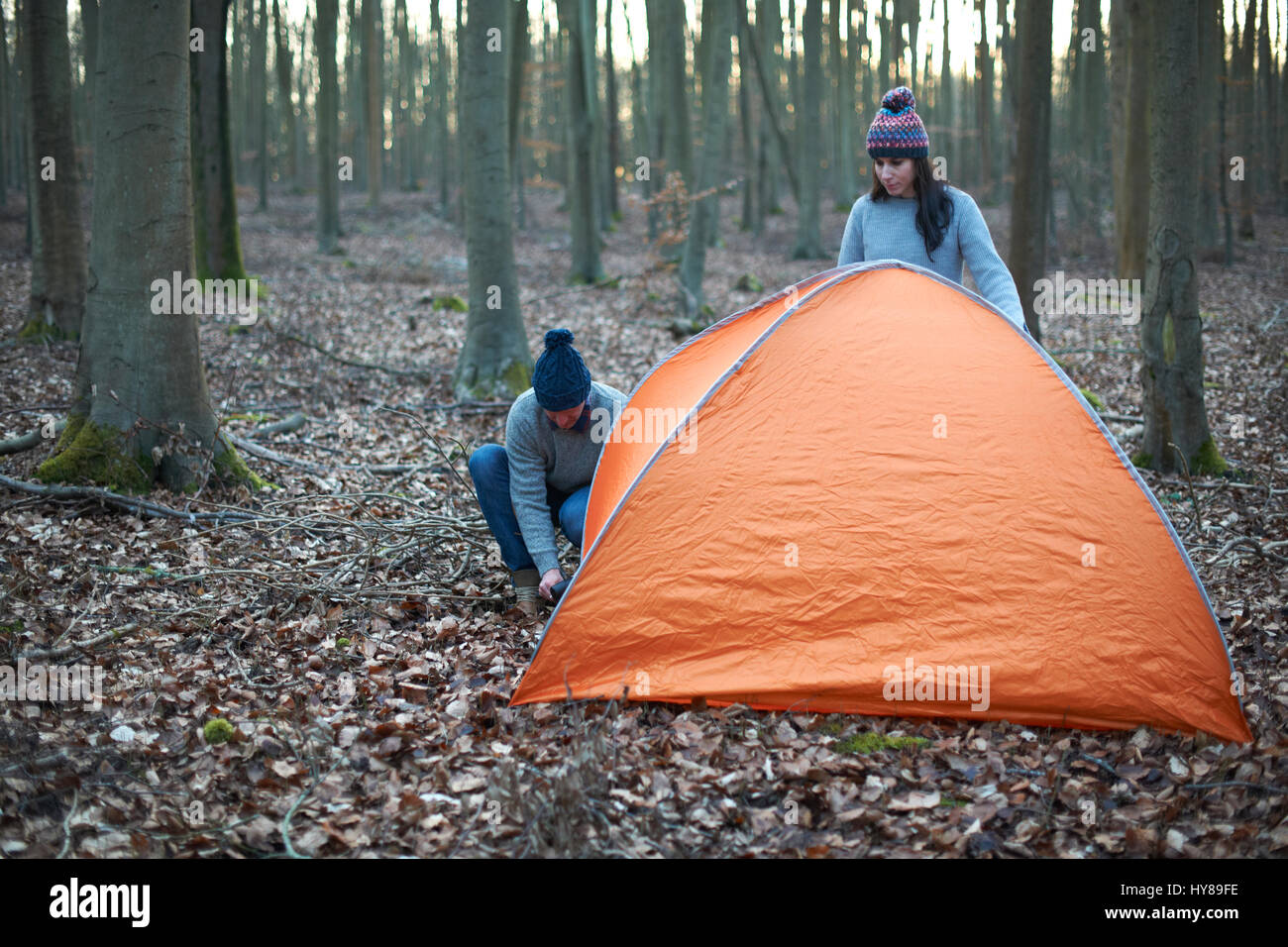 Ein paar legte ein Zelt in den Wäldern Stockfoto