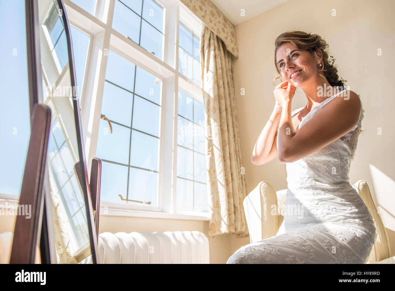 Eine Braut immer bereit in ihrer Hochzeitssuite vor ihrer Hochzeit Stockfoto