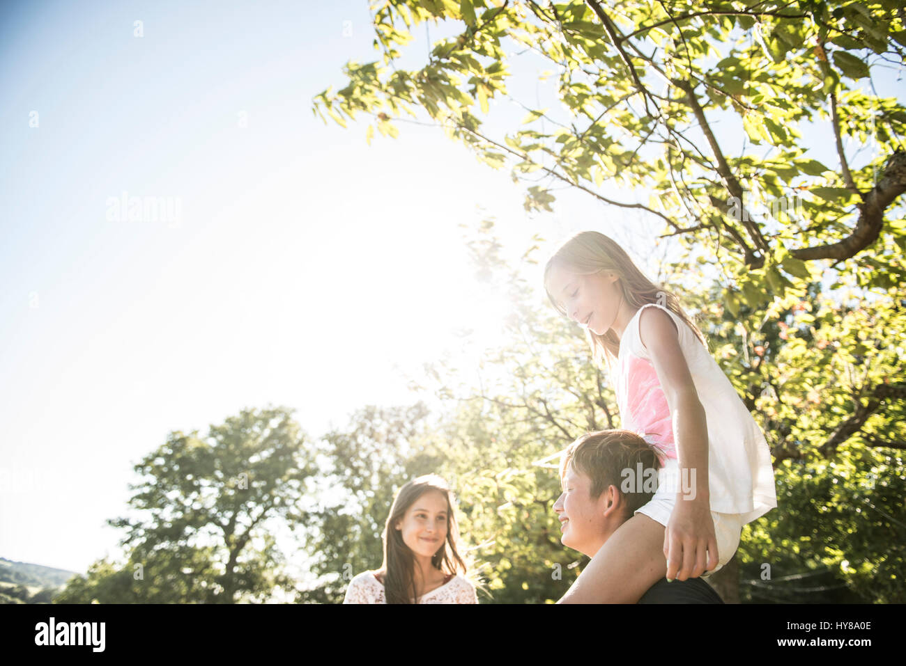 Drei kleine Kinder spielen in der Sonne Stockfoto