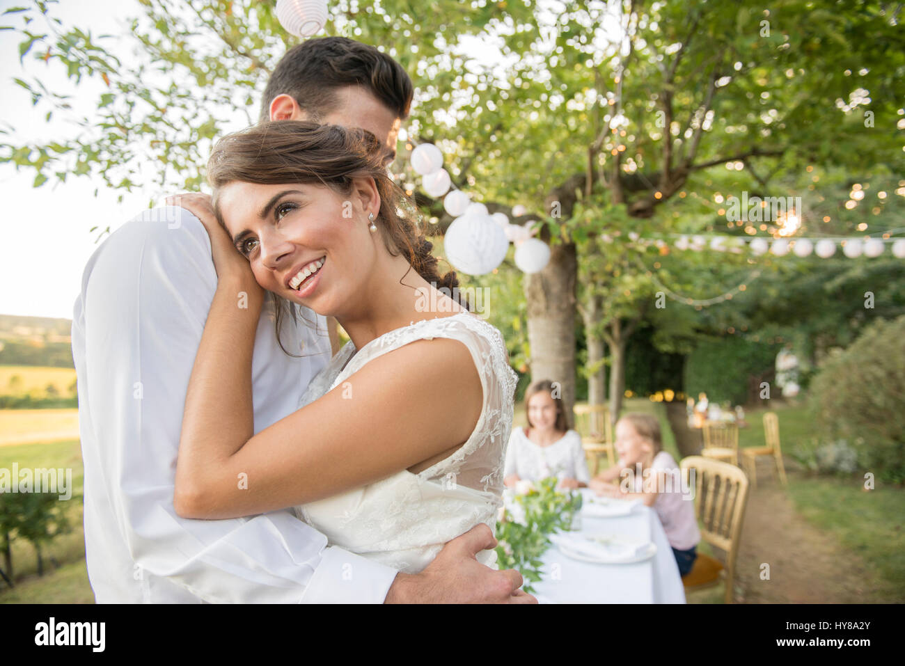 Eine Braut und Bräutigam amüsieren sich bei einem externen Hochzeit Stockfoto