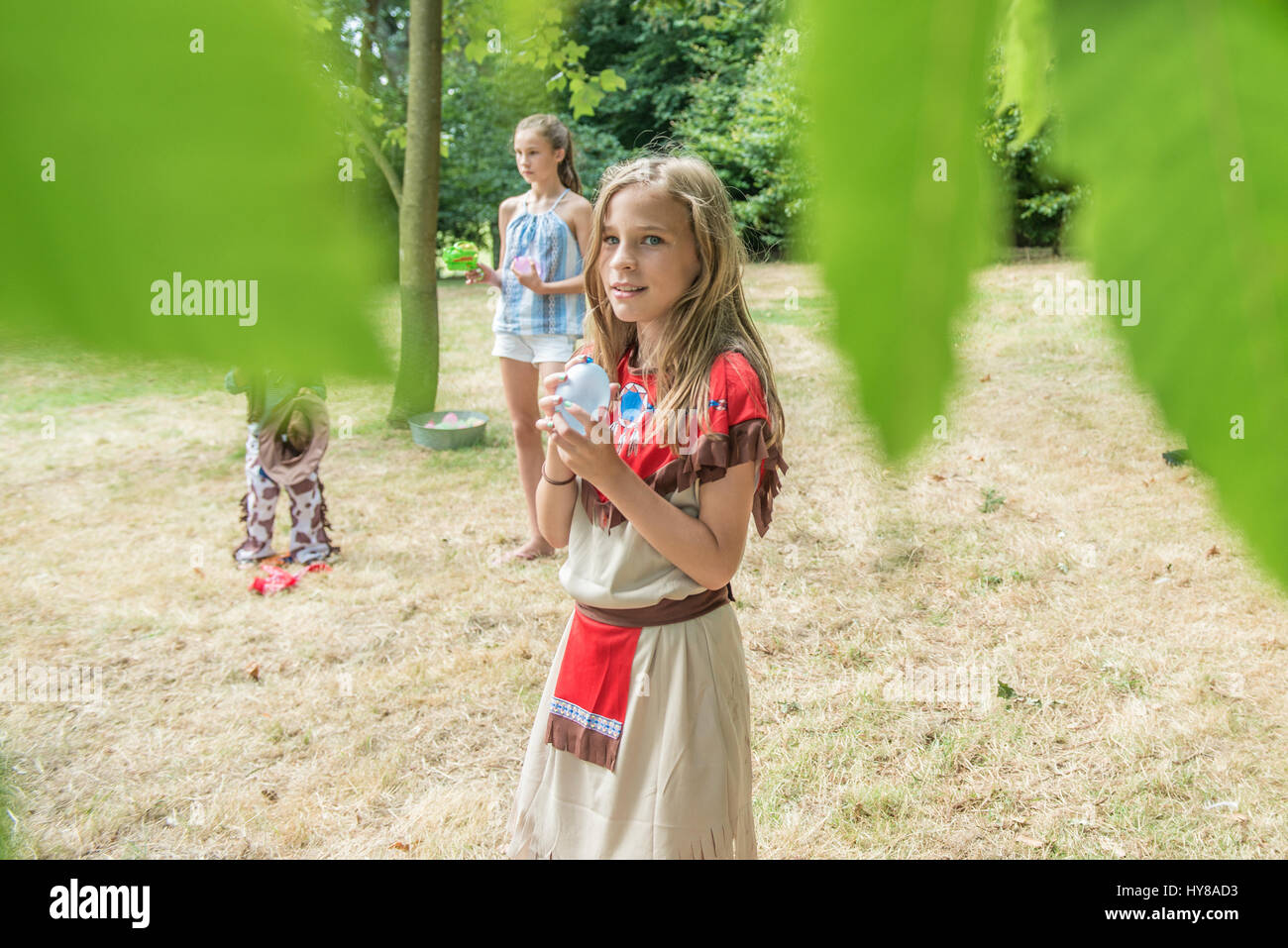 Kleine Kinder spielen draußen in der Sonne Stockfoto