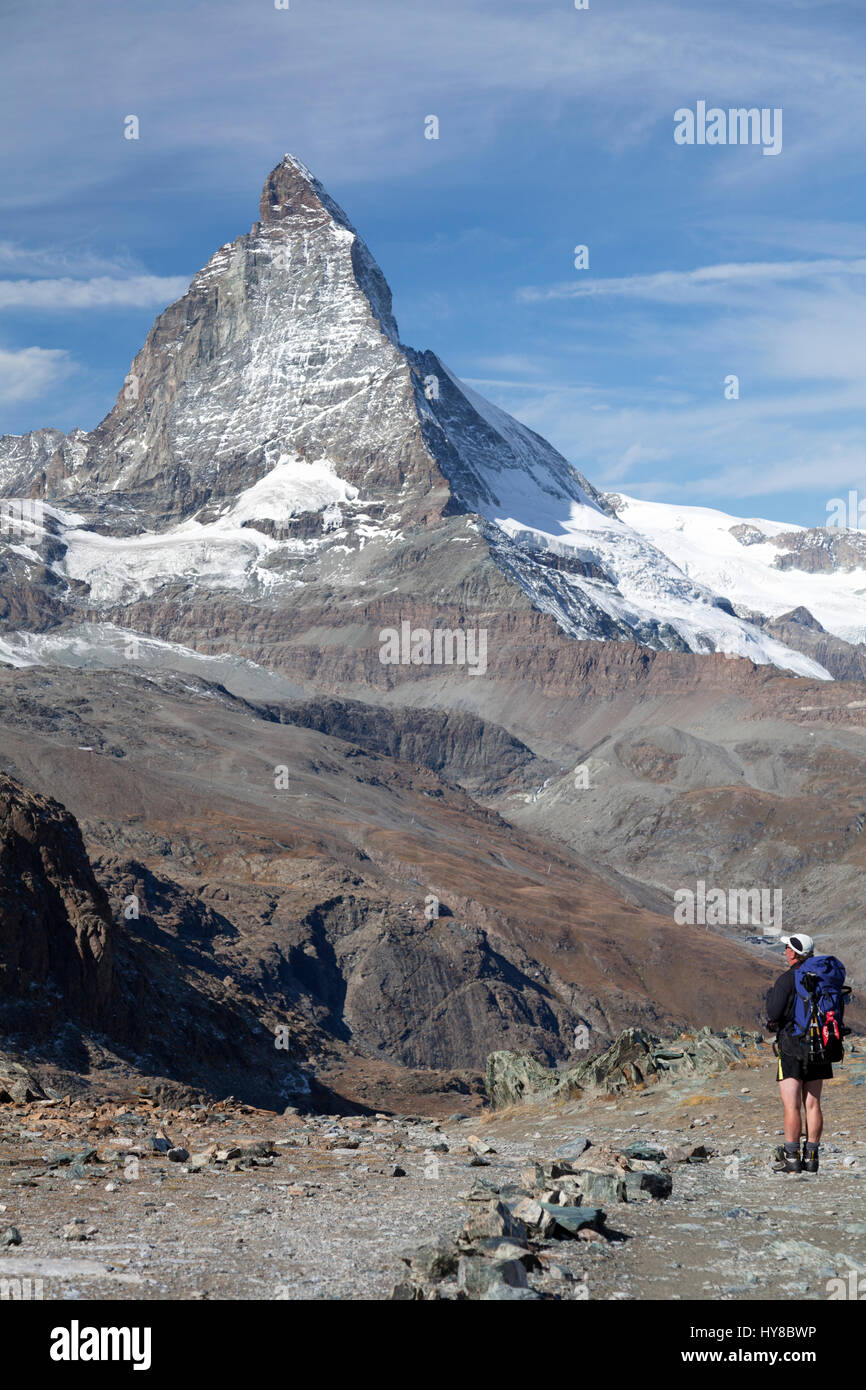 Walker in absteigender Reihenfolge von Gorner Richtung Zermatt mit Matterhorn im Hintergrund. Stockfoto