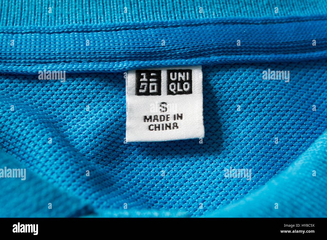 Bangkok, Thailand - 2. August 2017: Label-Tag auf Uniqlo Shirt zeigt, dass das Element ist in China hergestellt. Stockfoto