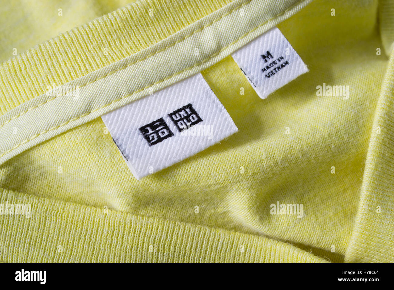 Bangkok, Thailand - 2. August 2017: Label-Tag auf Uniqlo Shirt zeigt, dass das Element in Vietnam hergestellt wird. Stockfoto