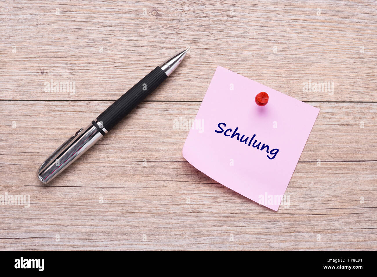 Deutsche Wort "Schulung" auf rosa Zettel mit roten pin Stockfoto