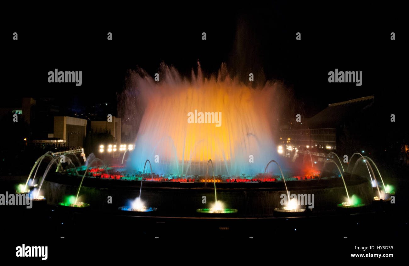 Menschen besuchen bunte Licht & Wasser-Brunnen-Show.  Übernachtung in der magische Brunnen in Barcelona. Attraktion in der Nacht schaltet & bietet All-Age-Spaß. Stockfoto